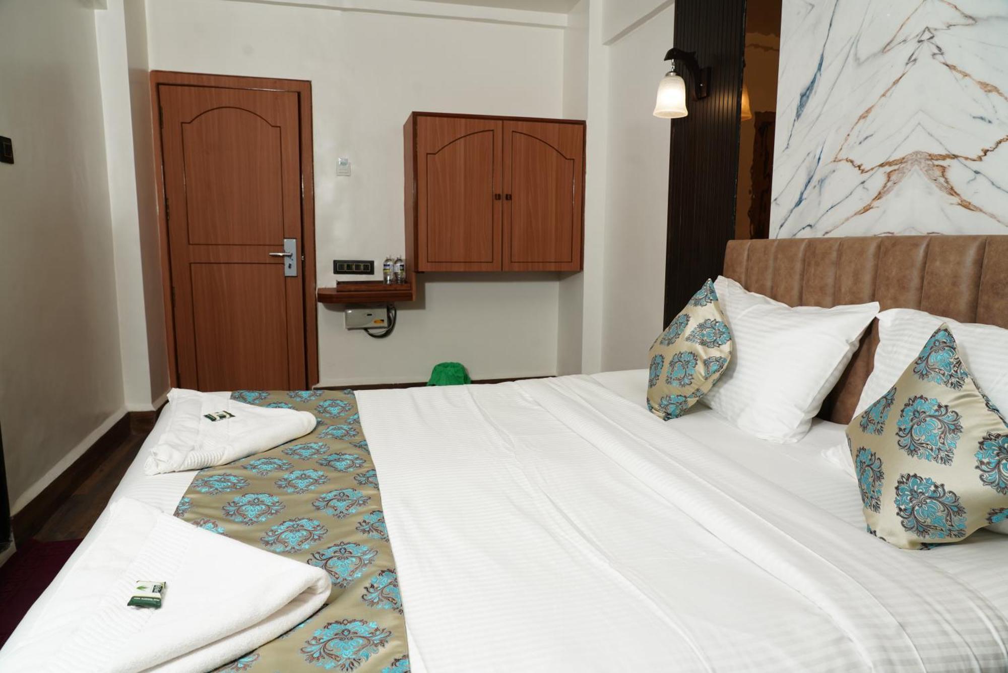 Hotel Padma Krishna Пуна Экстерьер фото