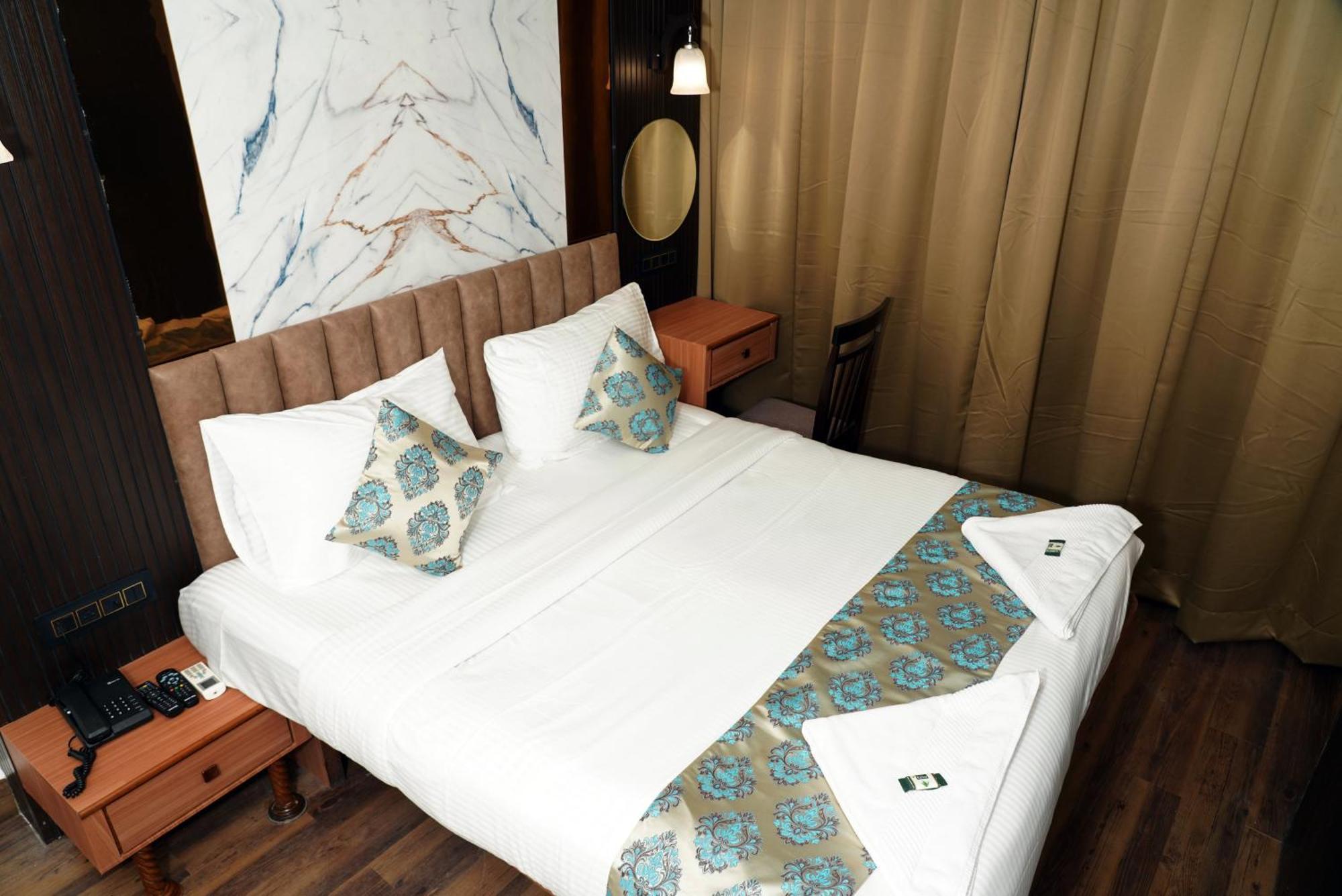 Hotel Padma Krishna Пуна Экстерьер фото