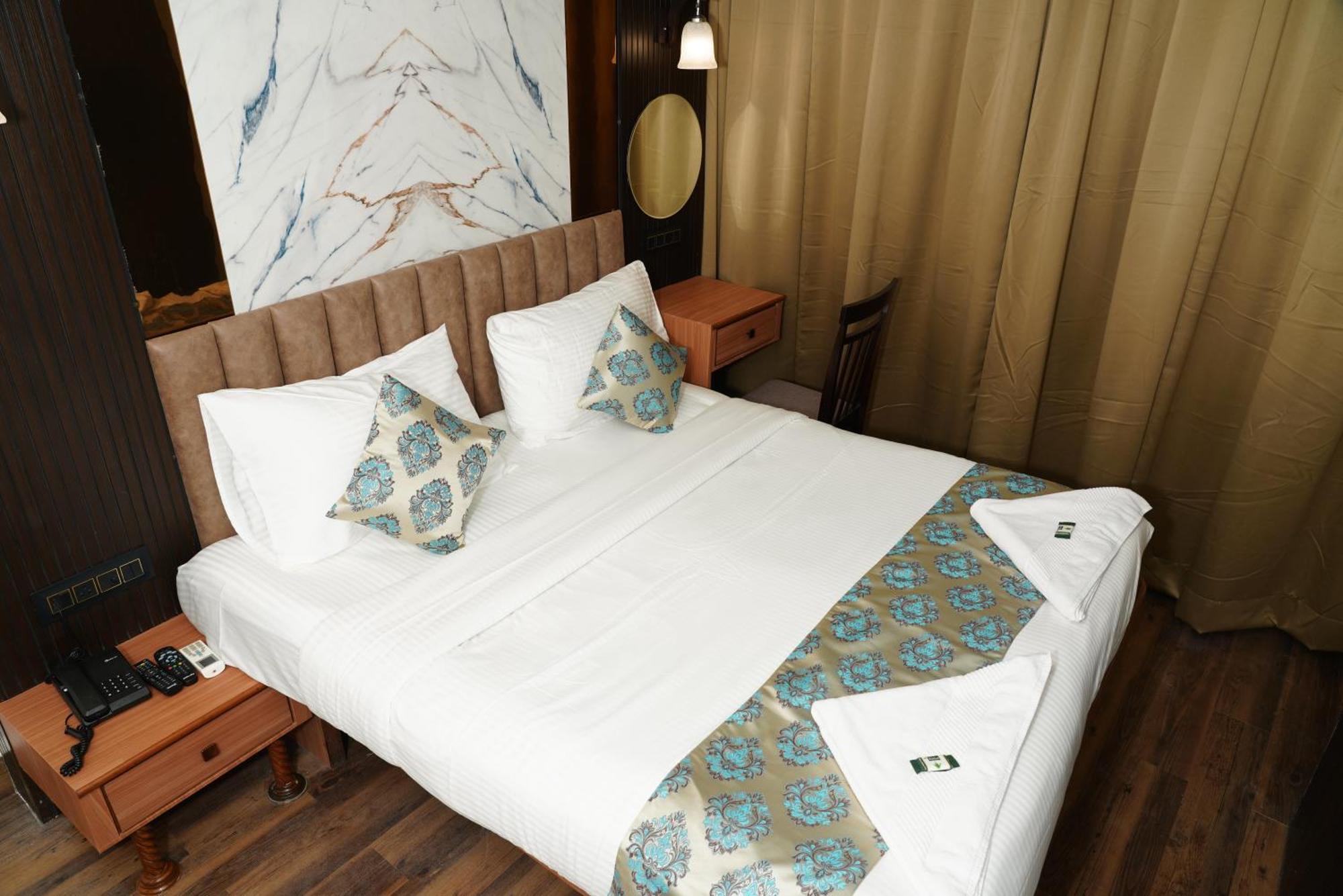 Hotel Padma Krishna Пуна Экстерьер фото