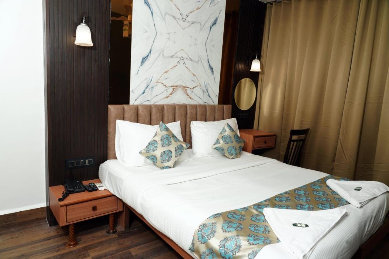 Hotel Padma Krishna Пуна Экстерьер фото