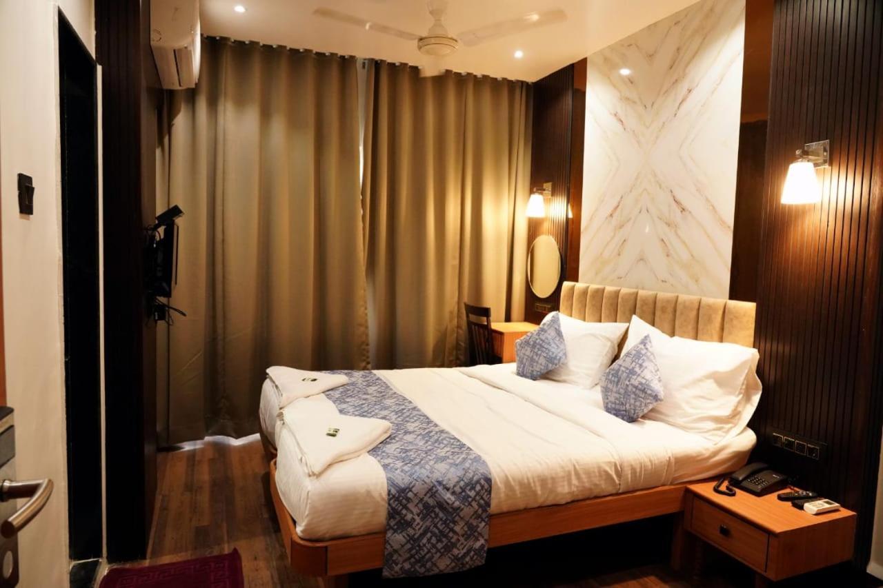 Hotel Padma Krishna Пуна Экстерьер фото